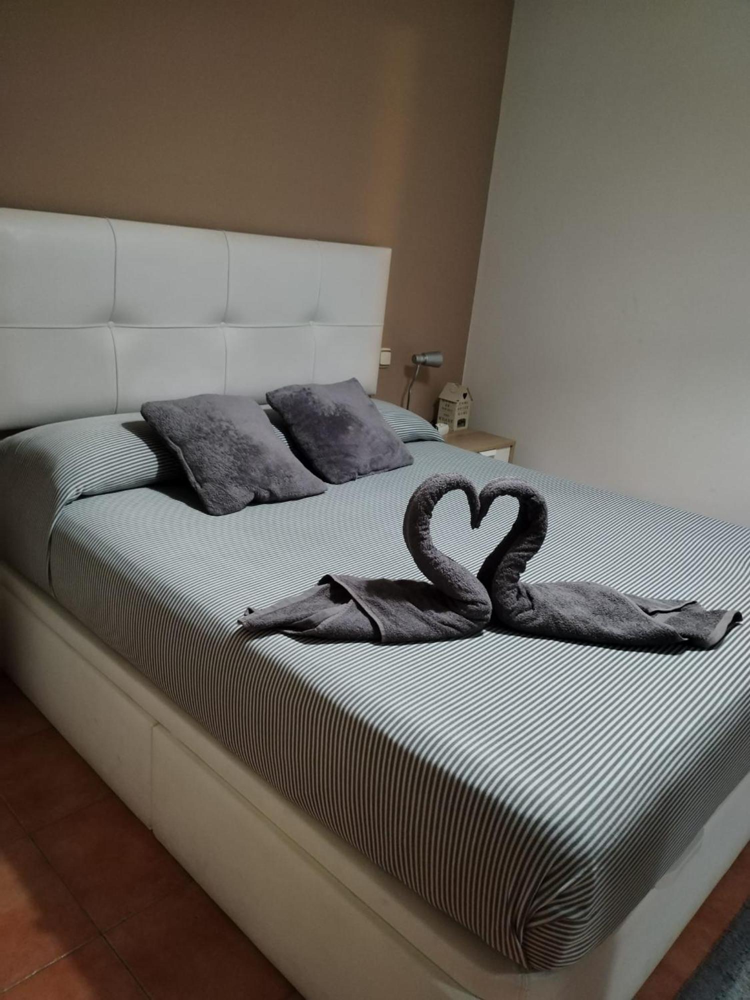 Habitacion Con Cama Matrimonial En Malaga Bagian luar foto